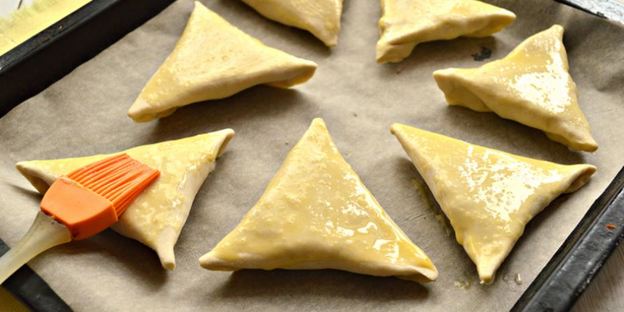 самса из слоеного теста с мясным фаршем