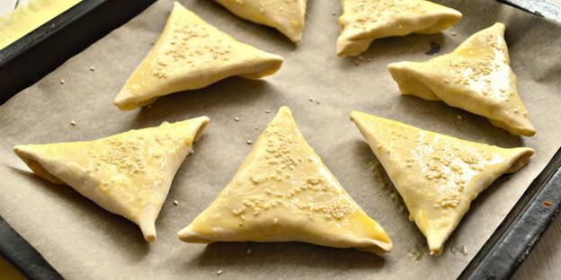 самса из слоеного теста с мясным фаршем