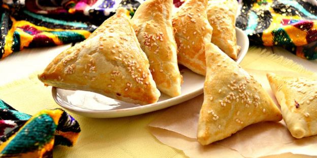 самса из слоеного теста с мясным фаршем