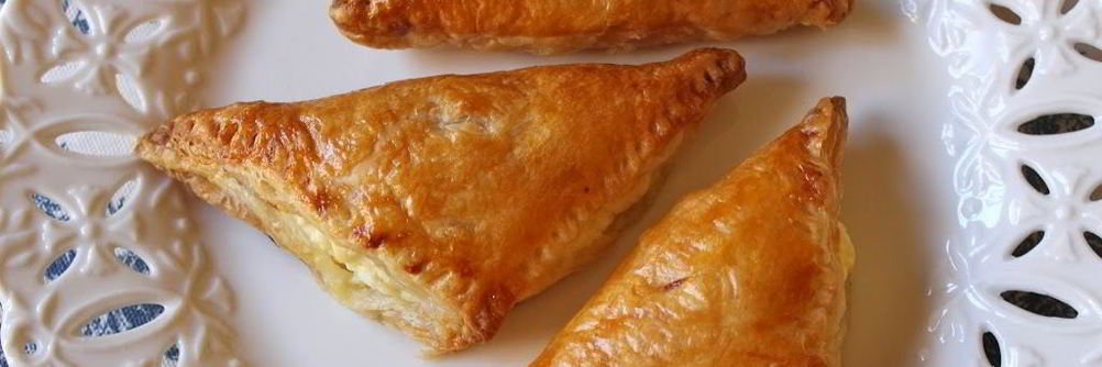 Самса из слоеного теста с сыром