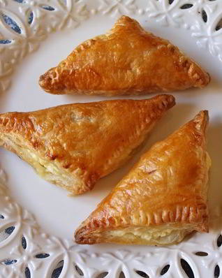 Самса из слоеного теста с сыром