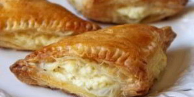 самса из слоеного теста с сыром