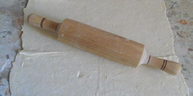 самса слоеная с куриным фаршем и сыром, жареная на сковороде