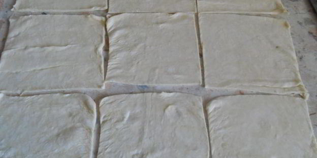 самса слоеная с куриным фаршем и сыром, жареная на сковороде