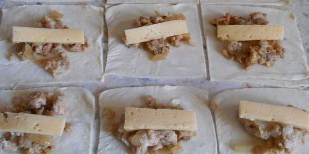 самса слоеная с куриным фаршем и сыром, жареная на сковороде
