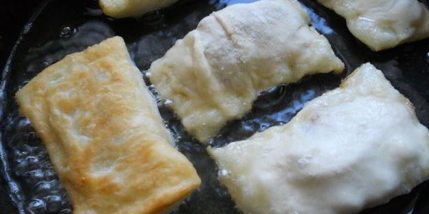 самса слоеная с куриным фаршем и сыром, жареная на сковороде
