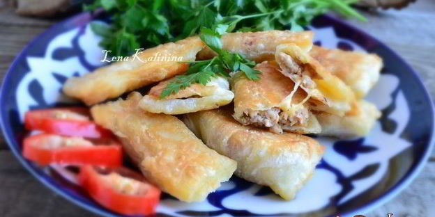 самса слоеная с куриным фаршем и сыром, жареная на сковороде