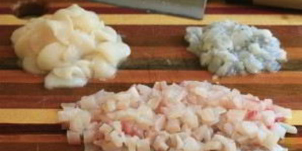 севиче из рыбы, креветки и гребешков