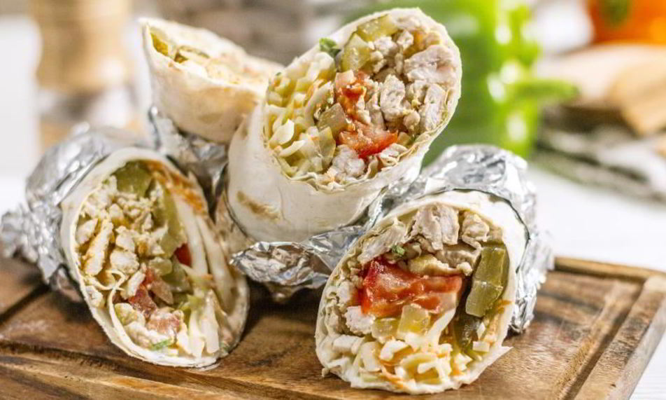 Рецепт домашней шаурмы с курицей, свежими овощами и сметанным соусом в тонком лаваше