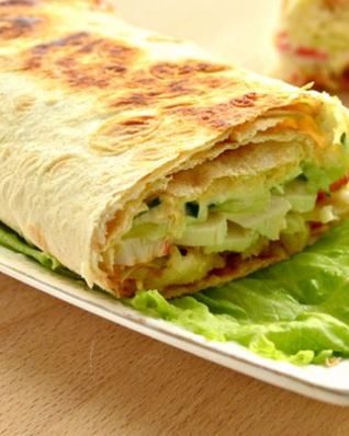 Шаурма с крабовыми палочками и свежим огурцом