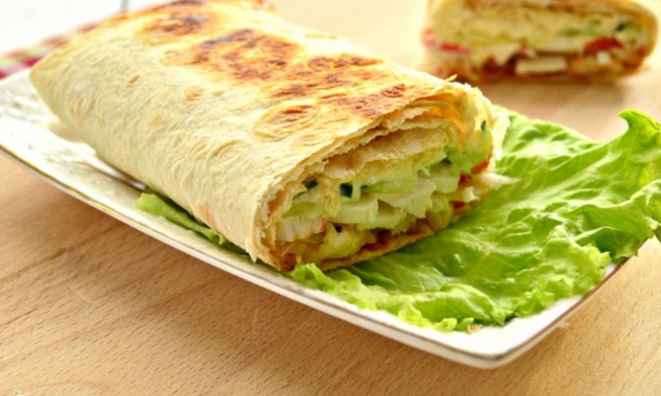 Рецепт шаурмы с крабовыми палочками и свежим огурцом