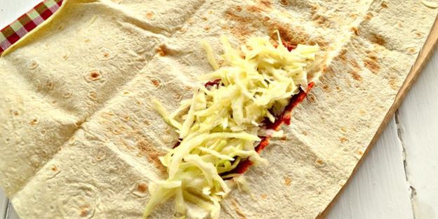 шаурма с крабовыми палочками и свежим огурцом