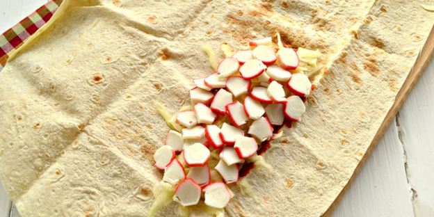 шаурма с крабовыми палочками и свежим огурцом