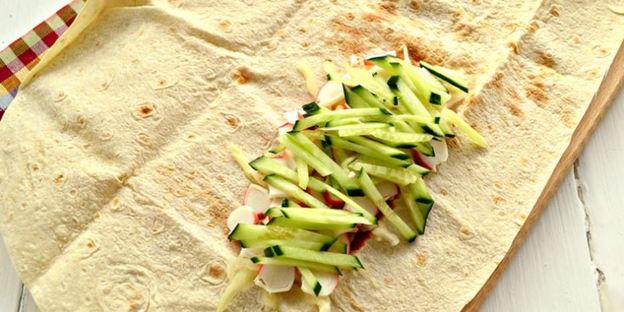 шаурма с крабовыми палочками и свежим огурцом