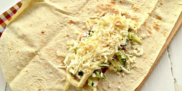 шаурма с крабовыми палочками и свежим огурцом