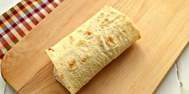 шаурма с крабовыми палочками и свежим огурцом