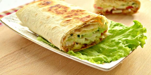 шаурма с крабовыми палочками и свежим огурцом