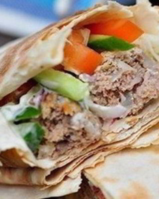 Шаурма с люля-кебаб и овощами в чесночно-йогуртовом соусом