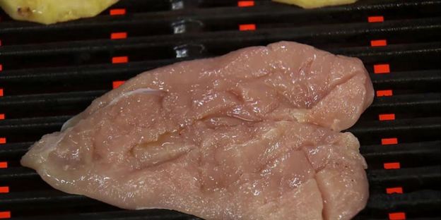 шаверма с курицей на тарелке