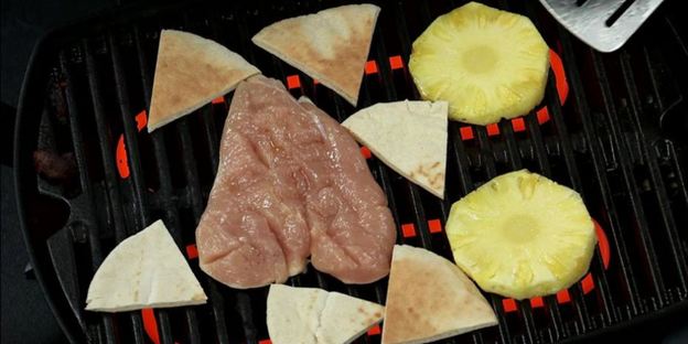 шаверма с курицей на тарелке