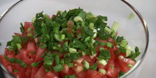 шаверма с курицей на тарелке