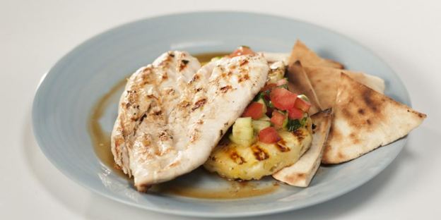 шаверма с курицей на тарелке