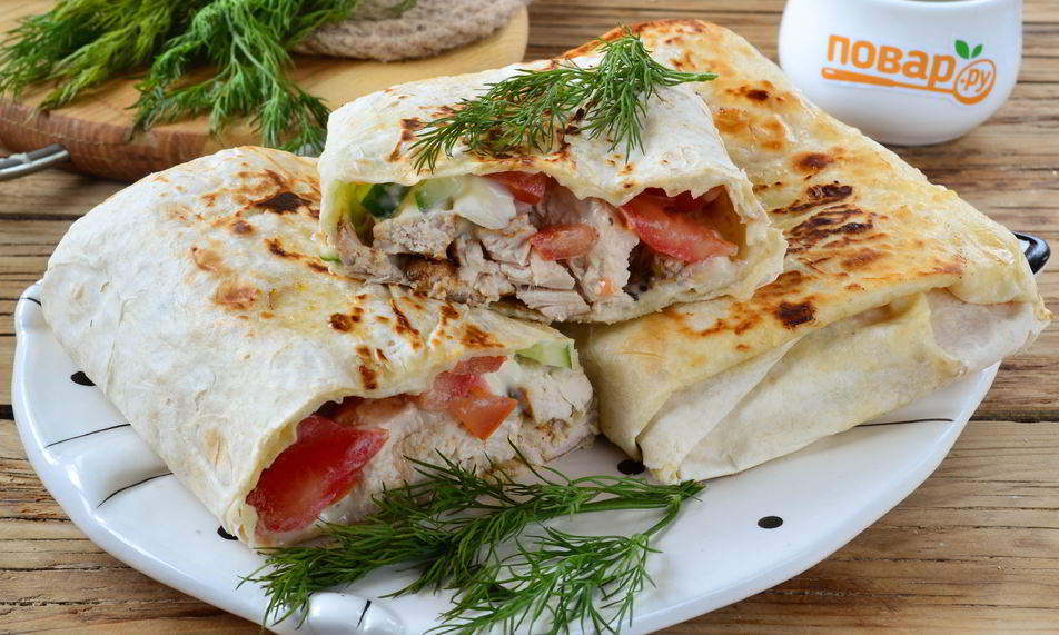 Рецепт шавермы с пикантной курочкой и чесночным соусом