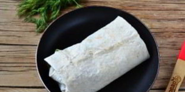 шаверма с пикантной курочкой и чесночным соусом