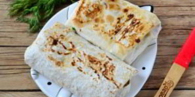 шаверма с пикантной курочкой и чесночным соусом