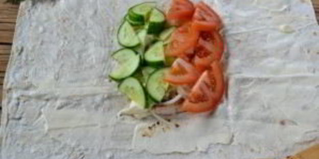 шаверма с пикантной курочкой и чесночным соусом