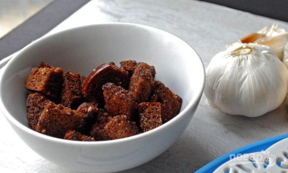 Рецепт сухариков из черного хлеба с чесноком