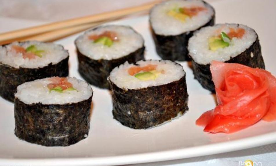 Рецепт маков суши с лососем и авокадо