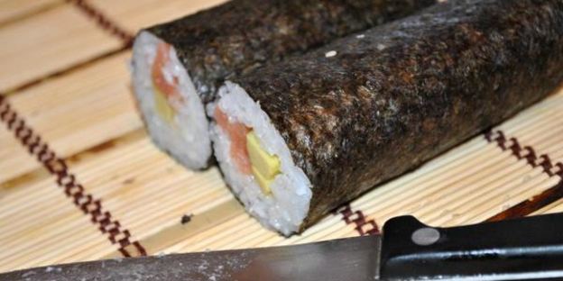 маки суши с лососем и авокадо