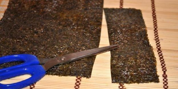 маки суши с лососем и авокадо