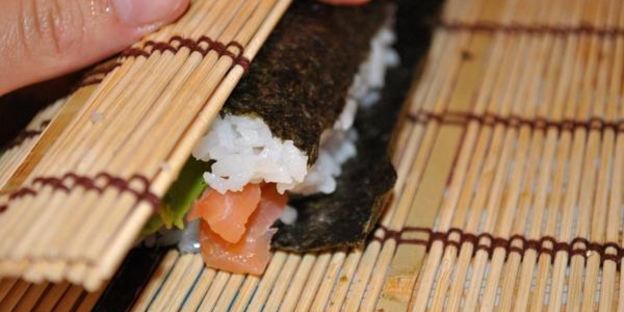 маки суши с лососем и авокадо