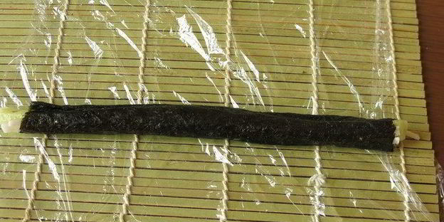 радужные суши с крабовыми палочками