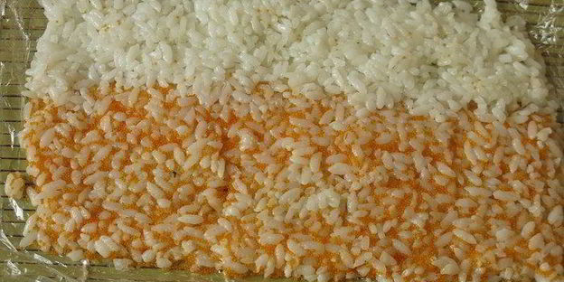 радужные суши с крабовыми палочками