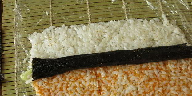 радужные суши с крабовыми палочками