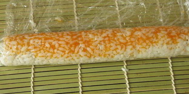 радужные суши с крабовыми палочками