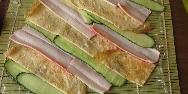 радужные суши с крабовыми палочками