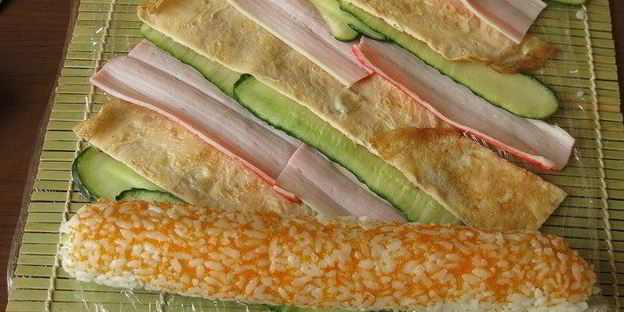 радужные суши с крабовыми палочками