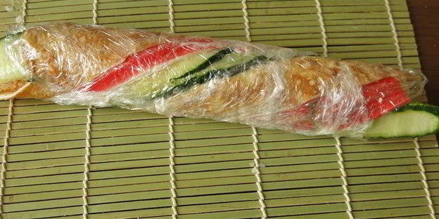 радужные суши с крабовыми палочками