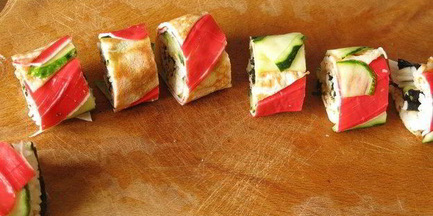 радужные суши с крабовыми палочками