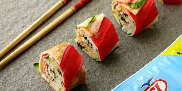 радужные суши с крабовыми палочками