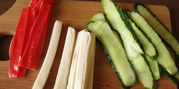 радужные суши с крабовыми палочками