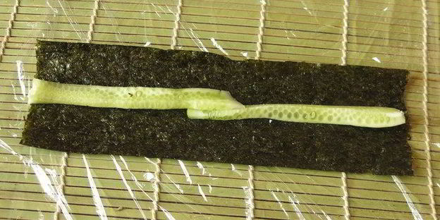 радужные суши с крабовыми палочками