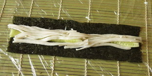 радужные суши с крабовыми палочками