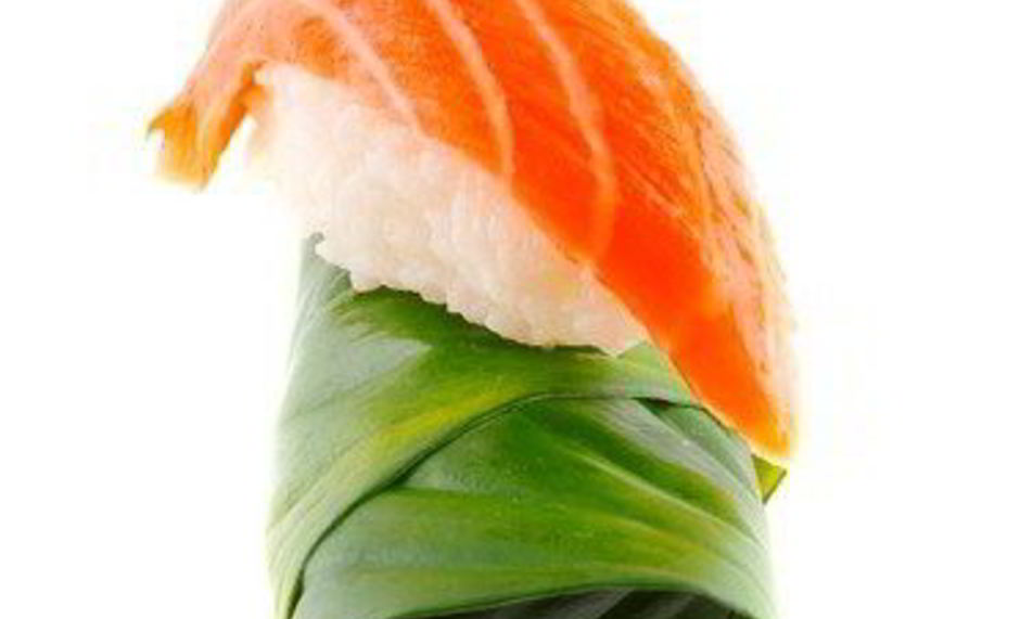 Рецепт суш из лосося в листьях свеклы