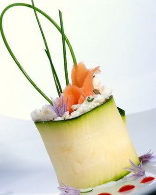 Суши из цукини с лососем и укропным соусом