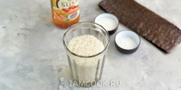 суши нигири и гунканы с лососем